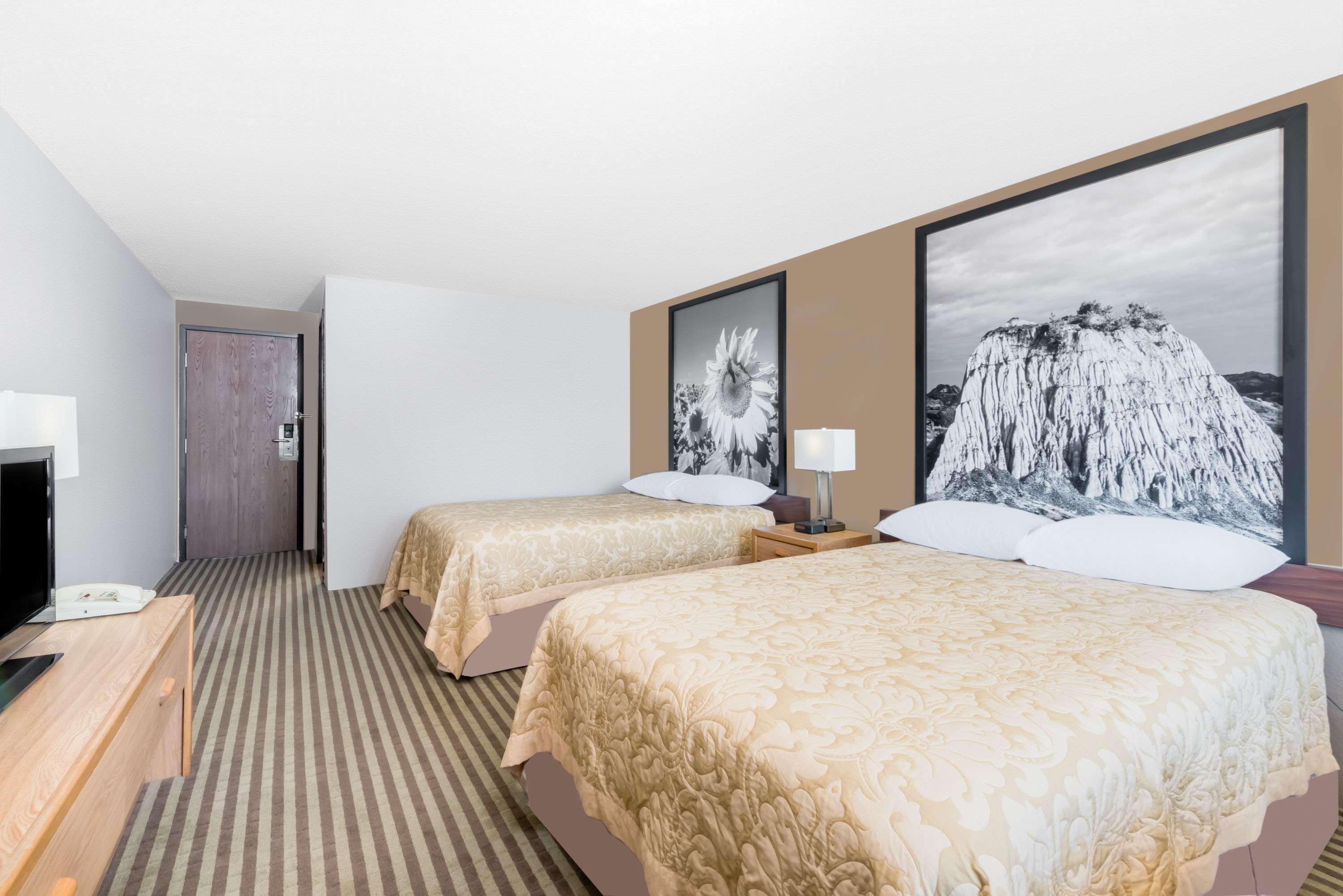 Super 8 By Wyndham Bowman Hotell Exteriör bild