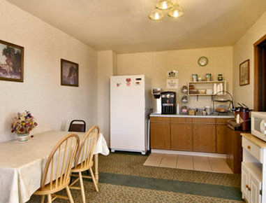 Super 8 By Wyndham Bowman Hotell Exteriör bild